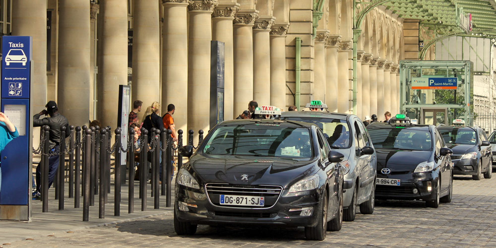 File de taxis attendant des clients à une station parisienne