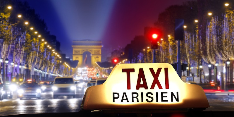 Taxi la nuit sur les Champs-Élysées